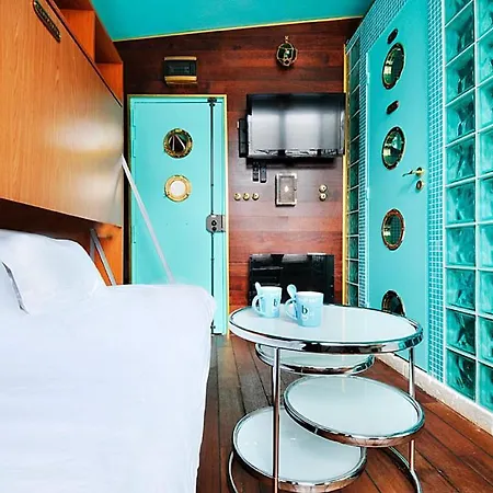 Apartment Marais Tiny Boat Merrib